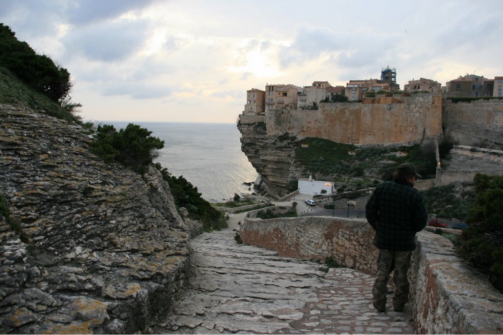 Contre-jour vers la falaise et la maison de Marie-José Nat, Bonifacio, vue du chemin des falaises 28/02/09 by bmaurice