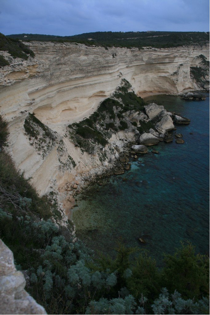 Falaises vers le sud-est, détail, le ciel se couvre by bmaurice