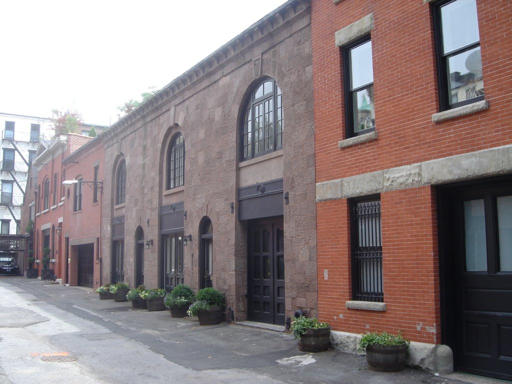 Grace Ct Alley facing southeast from Hicks St by aviator_rob