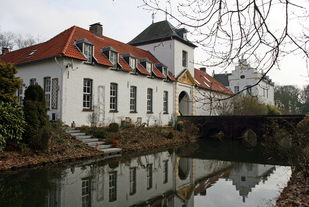 Kasteel Nieuwenbroeck in Beesel by Bert Kaufmann