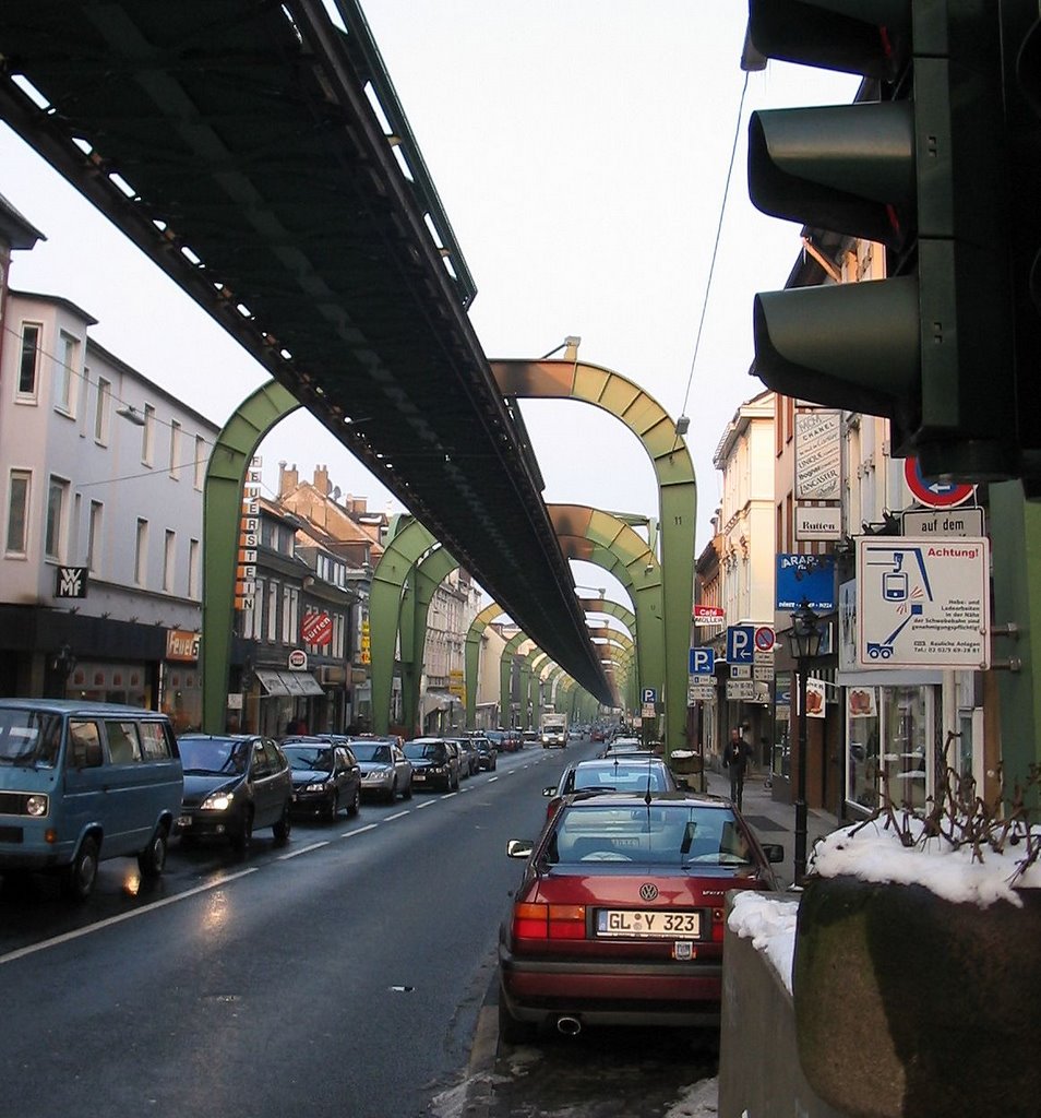 Die Schwebebahntrasse verschwindet Richtung Elberfeld (2006) by EarthSpot