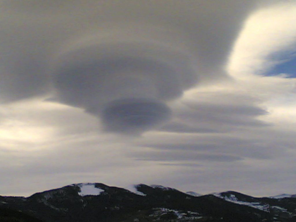 Núvols lenticulars d'hivern sobre Pardines - Vall del Segadell by Josep Manuel Mercade…