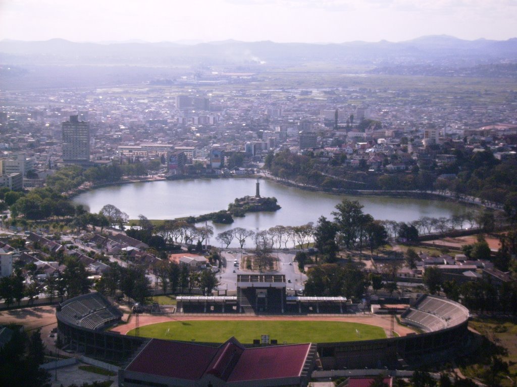 Antananarivo - lo stadio e il lago anosy by linda.locatelli