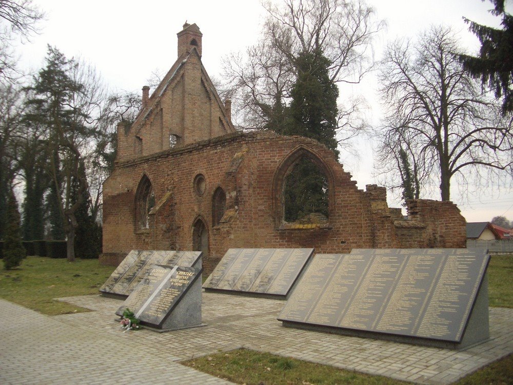 Ruinen der Gertraudenkapelle auf dem Soldatenfriedhof in Königsberg by mainwasser