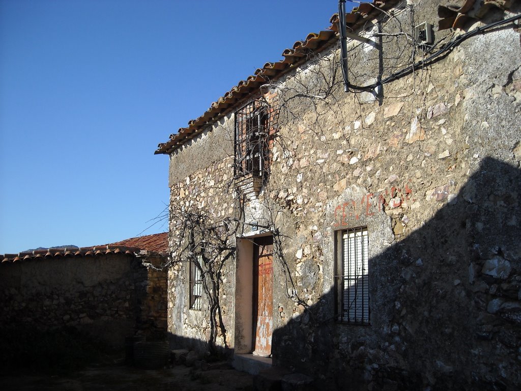 Materiales del terreno conforman la arquitectura: la piedra, la arcilla, la arena. Fachada desgastada en esta vivienda abandonada de Galizuela. Febrero 2009 by viajeroandaluz