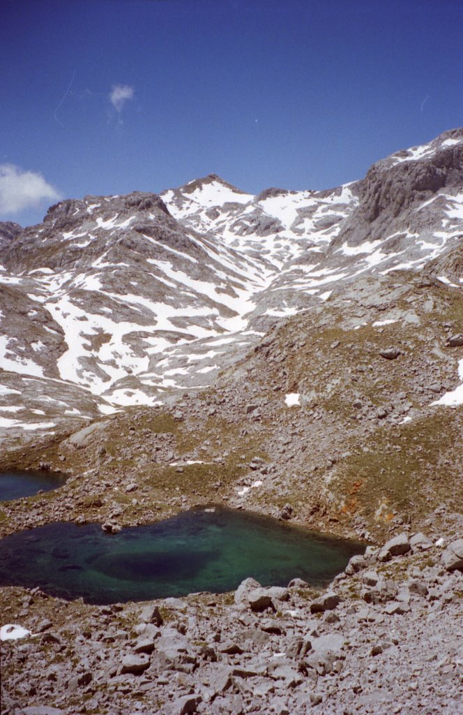 LAGOS EN LLOROZA - PICOS DE EUROPA - CANTABRIA by EDUARDO ARRIZABALAGA