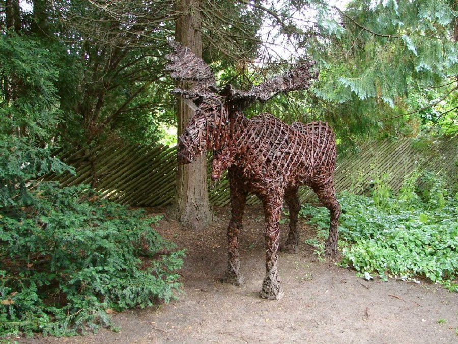 Vorsicht ein Elch im Blomstergården (2005) by Rueganer