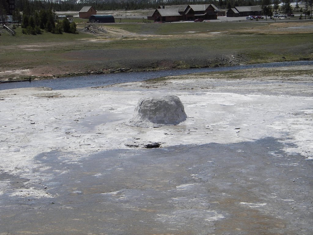 Beehive Geyser, Yellowstone NHP by Carlos Madrid (Chica…