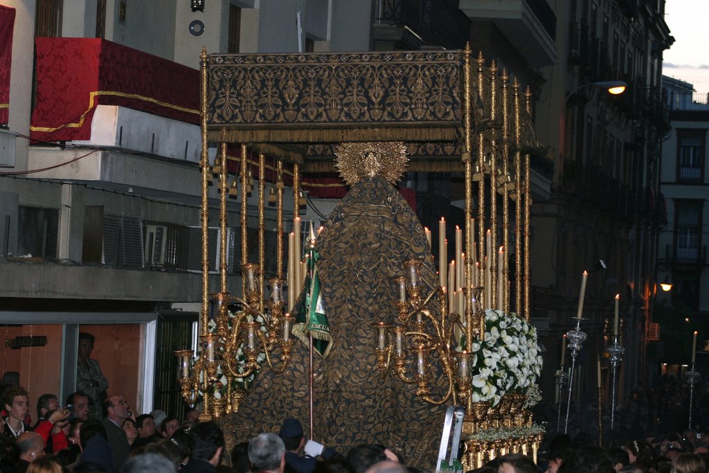 Palio de la Virgen de Loreto (trasera) bajando la Cuesta del Rosario escoltado por el Banderín de Aviación. by Joaquín Gómez