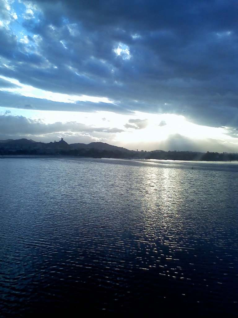 Rio de Janeiro visto da linha vermelha, ao fundo Igreja da Penha. by Suzana (brasil)