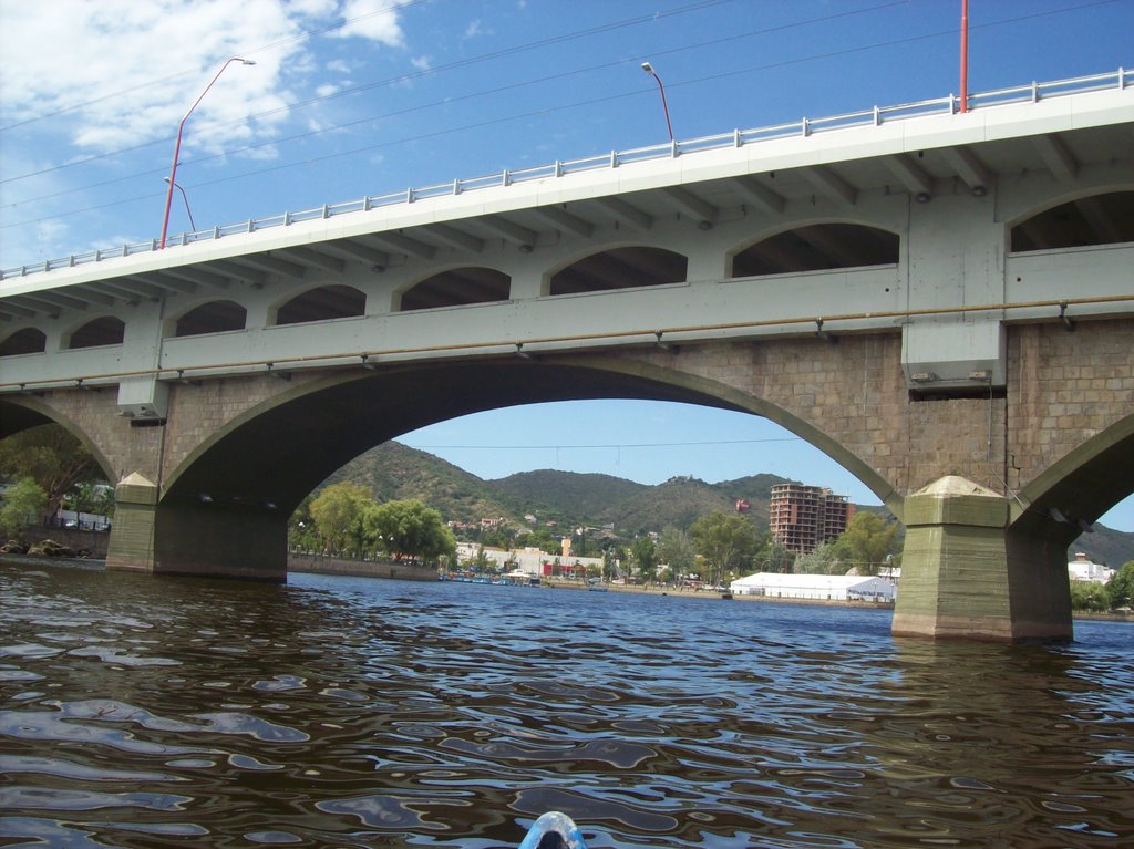 Recorriendo el río san Antonio cuando pasa por la turística ciudad de "Villa Carlos Paz". (foto: Frank Boore).- by Frank Boore