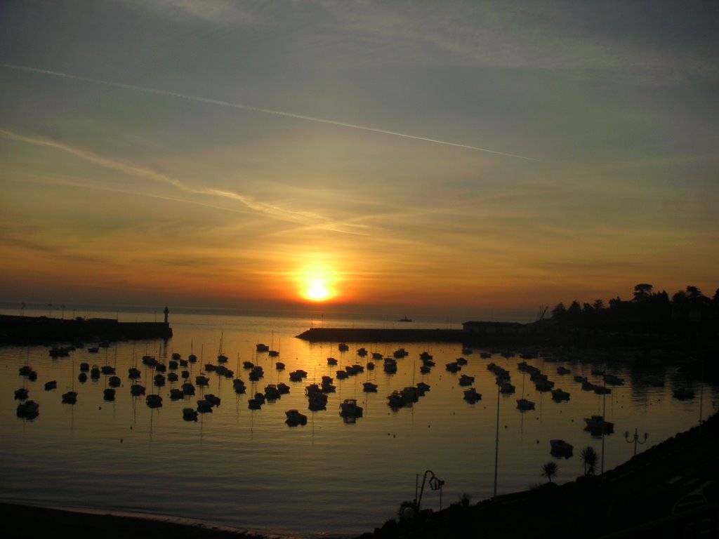 Lever de soleil au vieux port by ygloux