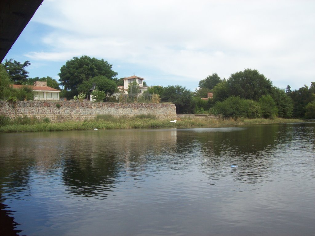 Recorriendo el río san Antonio cuando pasa por la turística ciudad de "Villa Carlos Paz". (foto: Frank Boore).- by Frank Boore