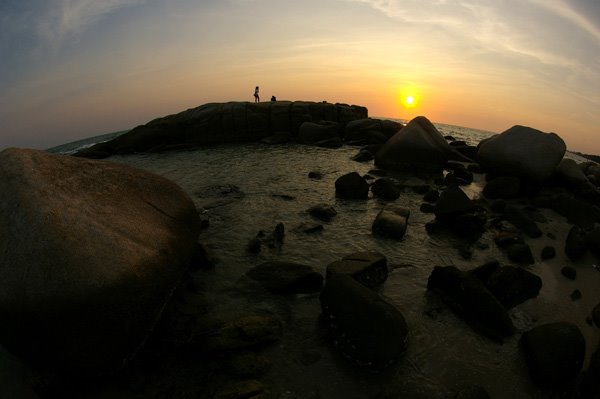 ก้นอ่าว หาดแม่รำพึง Rayong Thailand by mrapisit