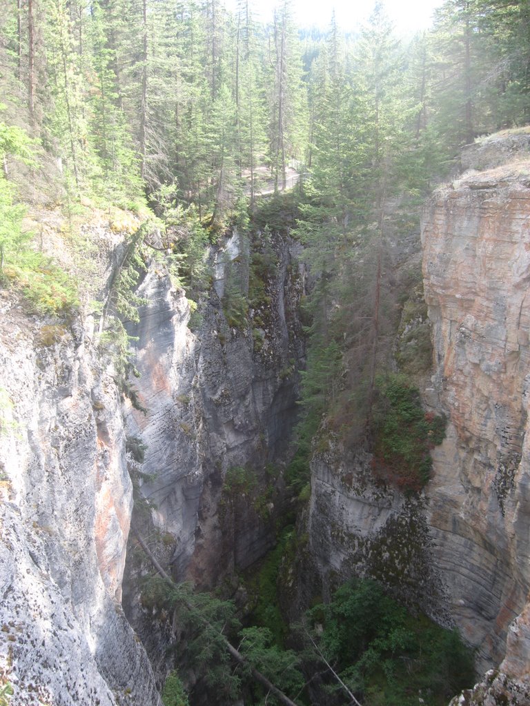 Maligne Canyon by bensz86