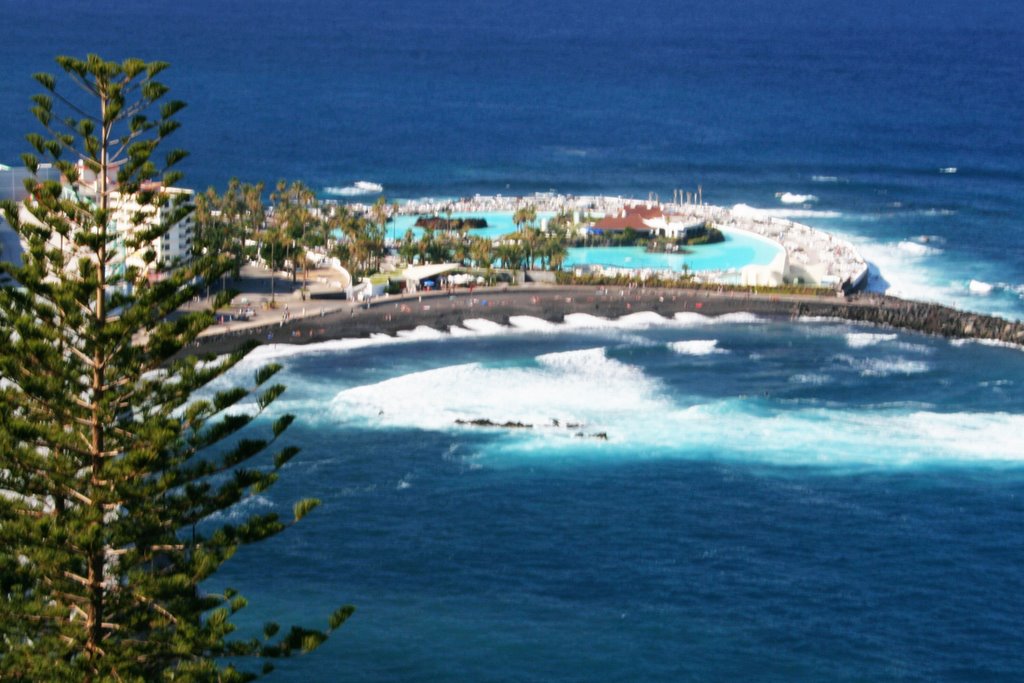 Playa de Martianez (Puerto de la Cruz) by Thomas Ahlmeyer