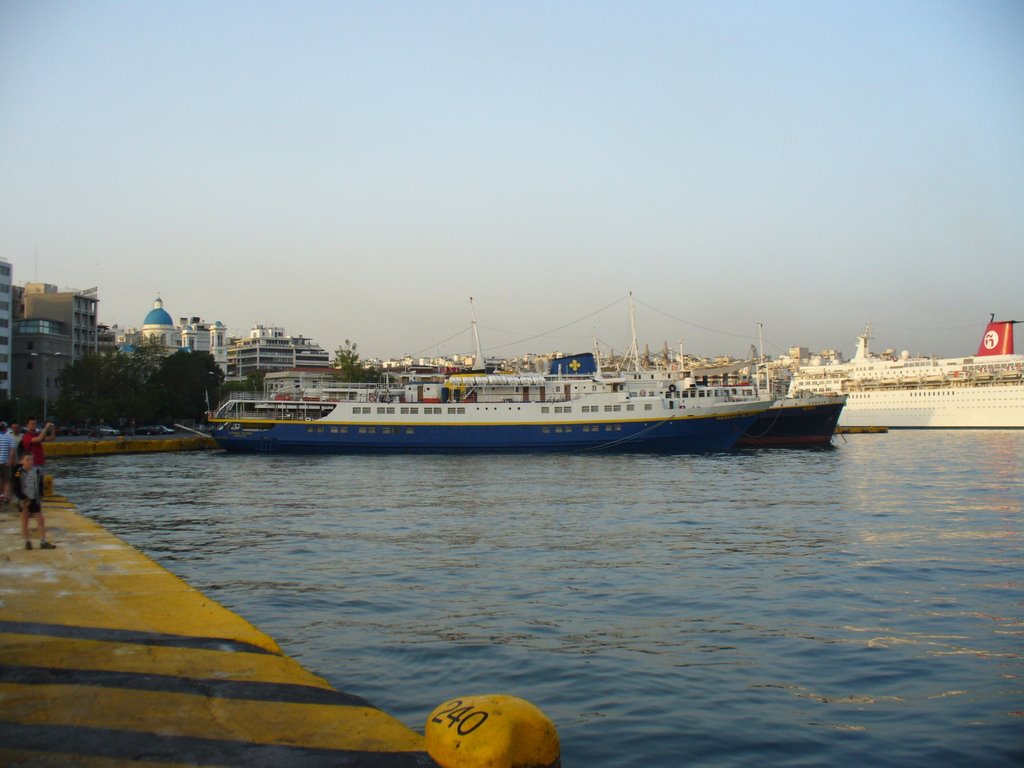 GR - Pireas port, 2008 by GiaŠiš