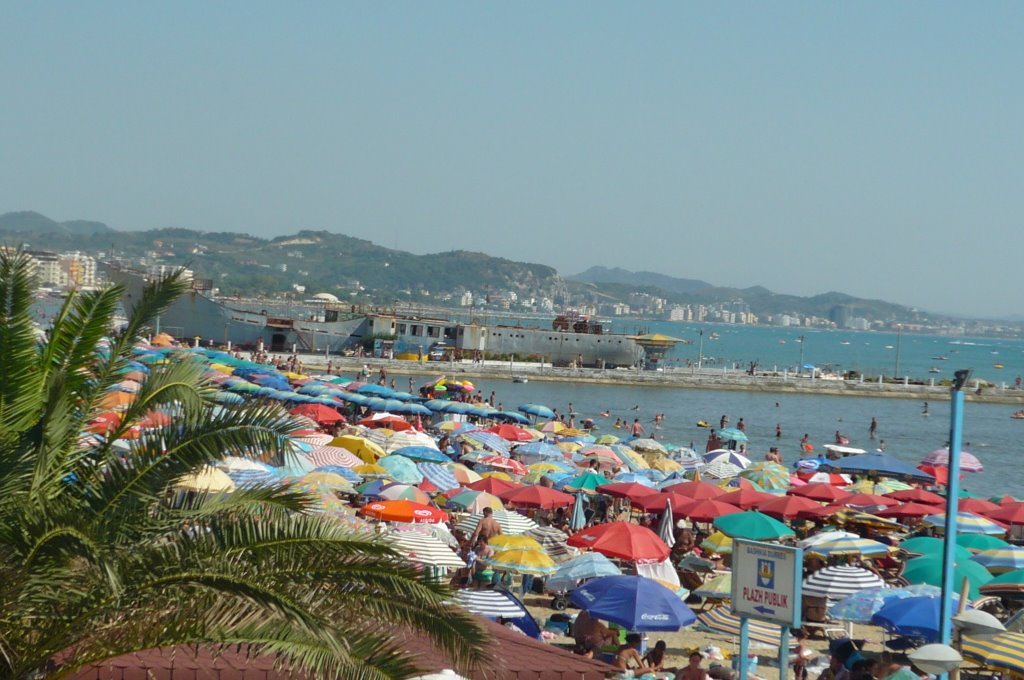 Durres Beach by besztertrinker