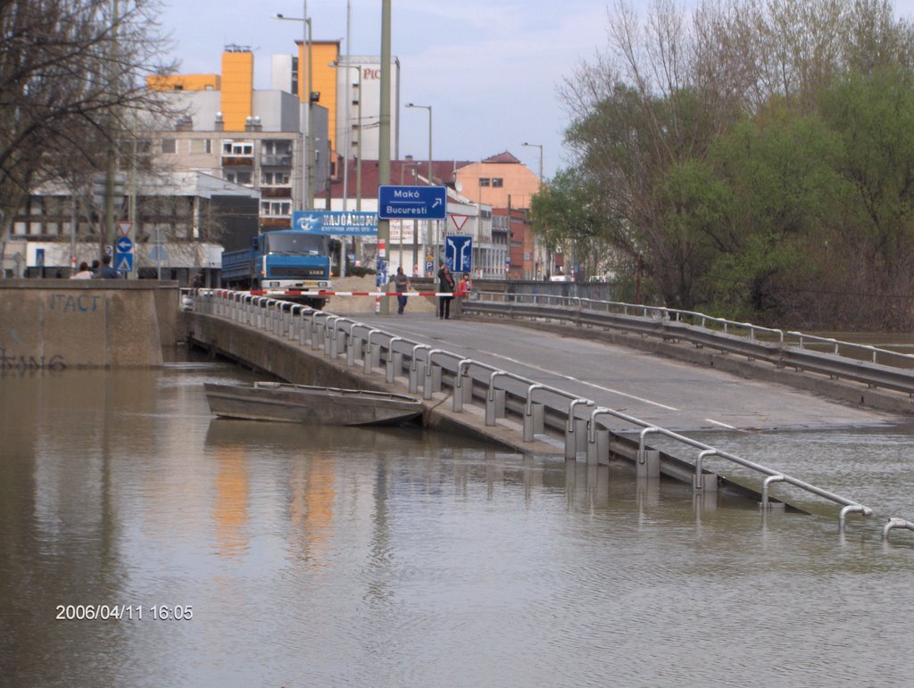 Szeged, Tisza, a hajóállomás közelében, háttérben a Pickszalámigyár by KTGyörgy