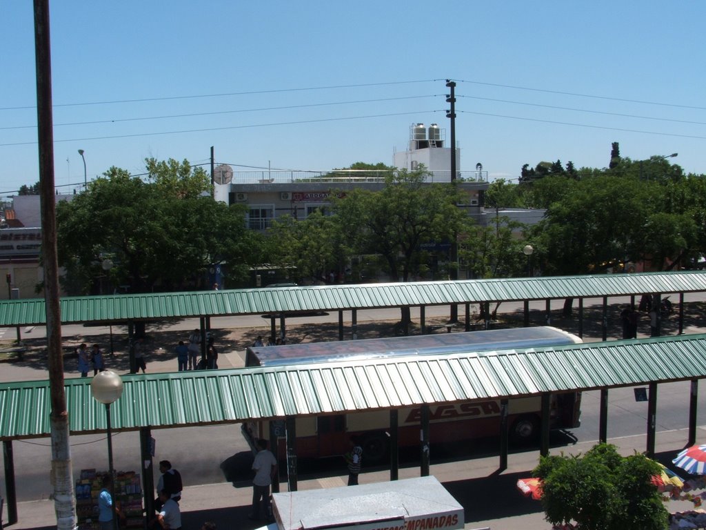 Vista de la parada de colectivos desde el puente peatonal de la estación. by miclaypole.blogspot.com