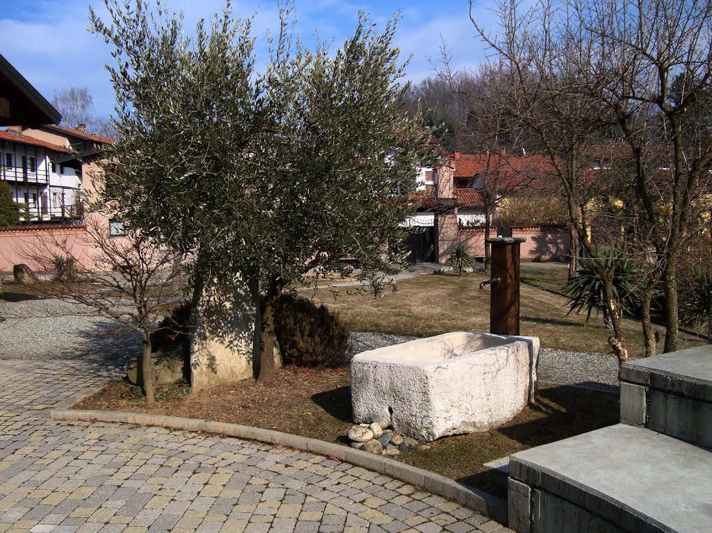 Magnano (BI) - Monastero di Bose, vasca in pietra by Giancarlo Ticozzi