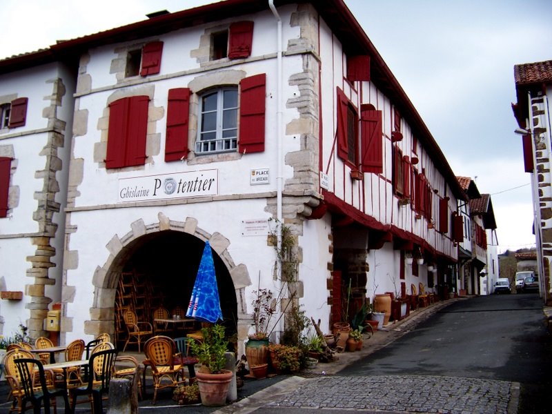 LA BASTIDE-CLAIRENCE - maison du village. by Jean THIERS