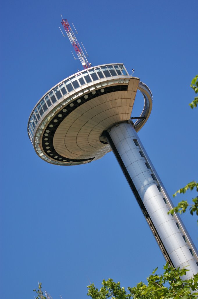 Faro de Madrid by Lorenzo el Caribeño