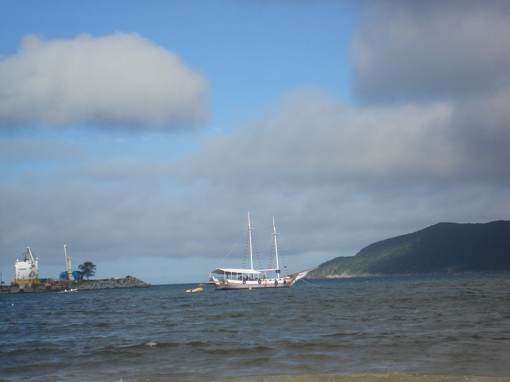 Caravela na Praia dos Anjos, Arraial do Cabo by jailson leandro