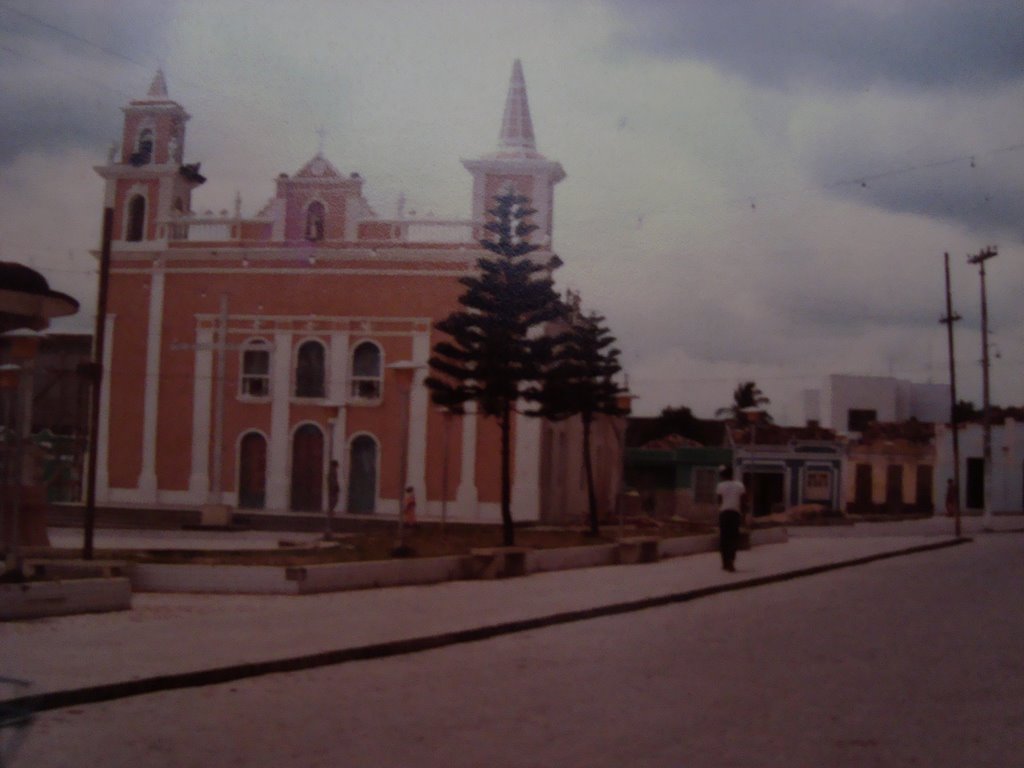 Igreja de Conceição do Coité/BA - 1979. A cidade é a capital do sisal, fibra extraída da planta Agave. Esta planta foi trazida do Mexico,e as primeiras mudas foram plantadas na região de Coité,na década de 40, na década de 60,o sisal já era o principal produto extrativista da região. A forma de extrair a fibra, criou um exército de manetas na região, trabalhadores que perderam seus membros na máquina de extração da fibra. by j carlos de c. silva