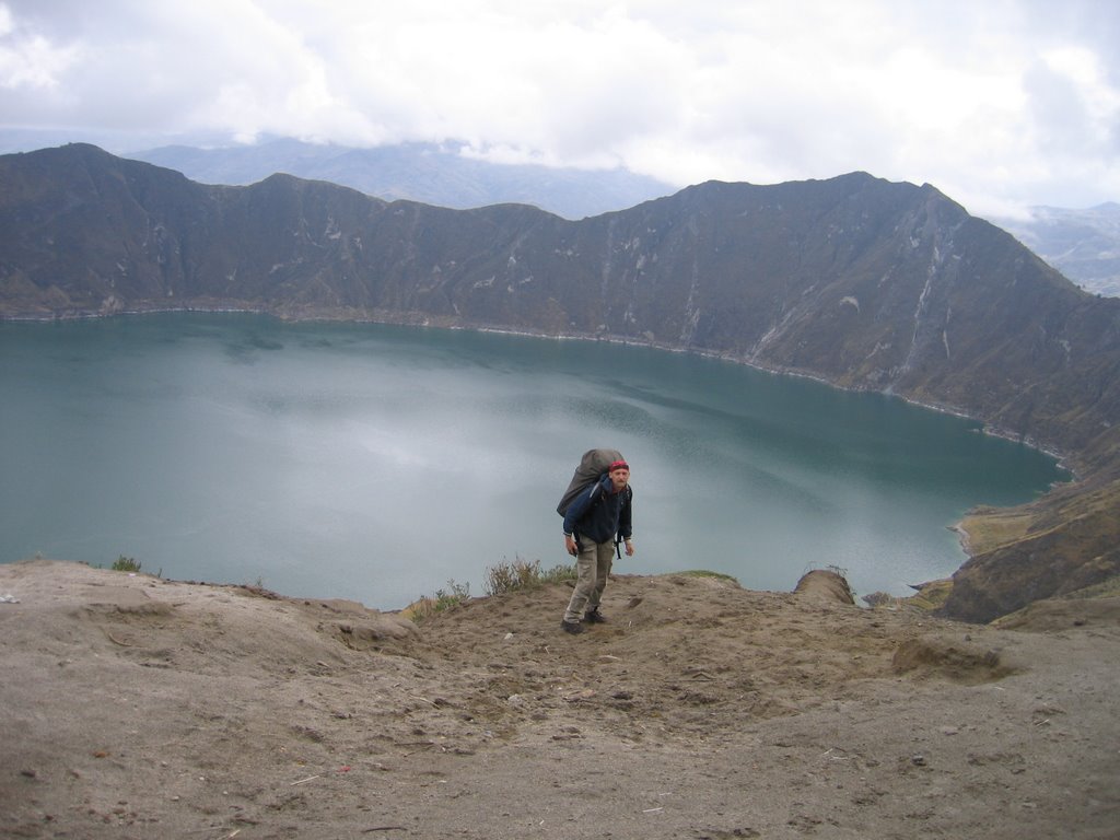 Con mochila en la Laguna Quilotoa by miraculixx