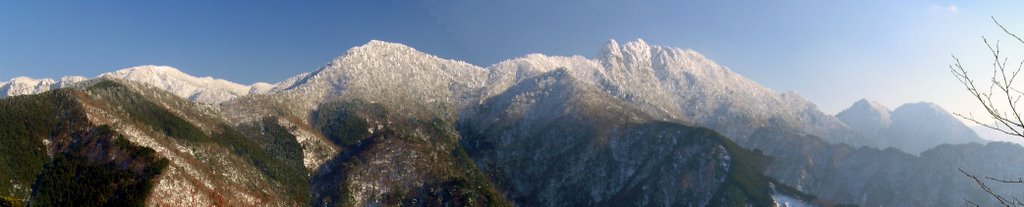 観音峯遭難碑前から山上ヶ岳〜稲村ヶ岳〜バリゴヤの頭 by 清田俊治（molybdenum）