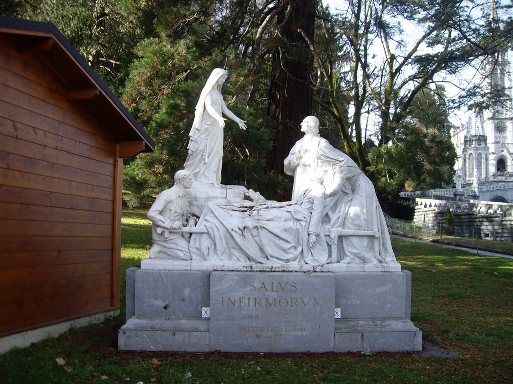 Estatua en el santuario de Lourdes by Juan Manuel Díaz