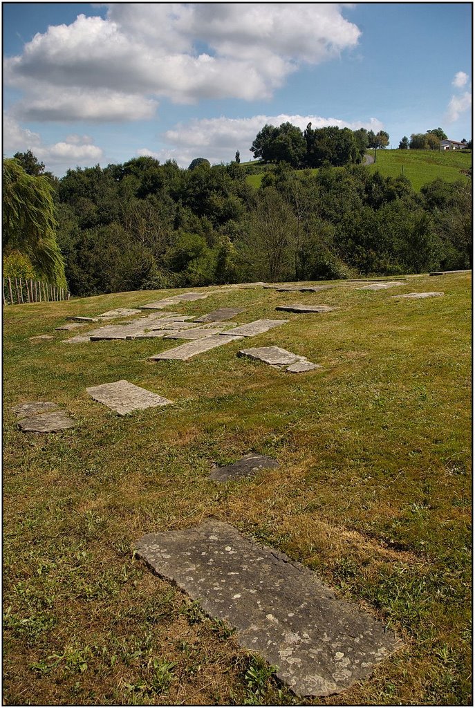 LA BASTIDE-CLAIRENCE [64] : Cimetière israélite. La tombe la plus ancienne date de 1610. by Michel Chanaud