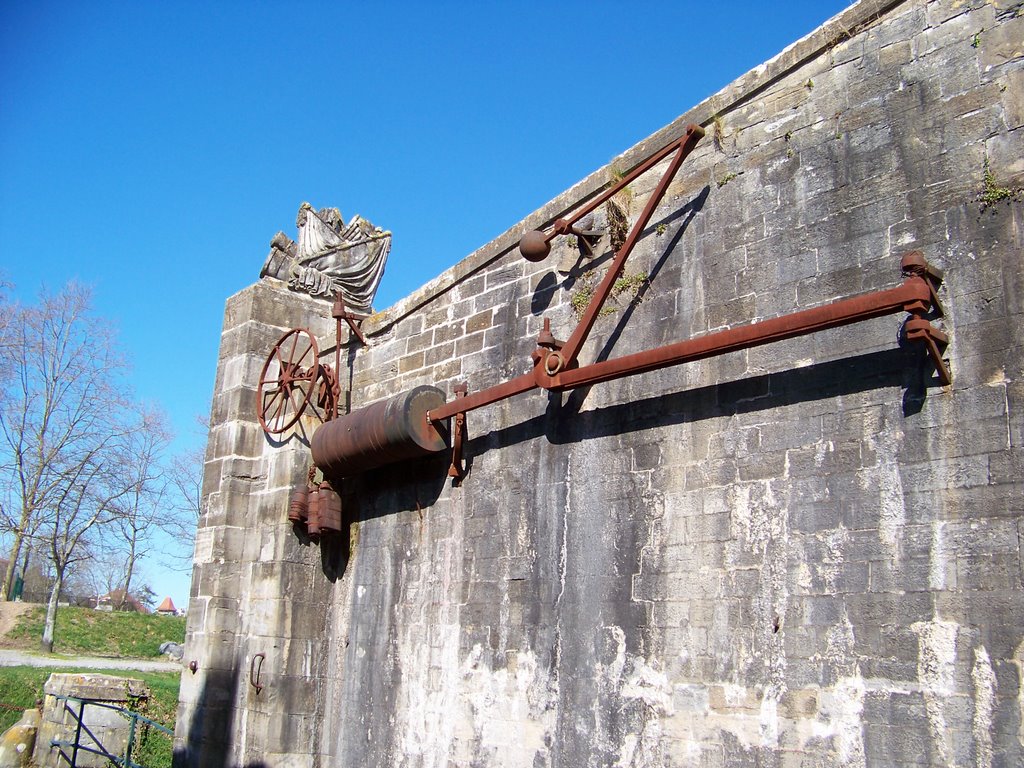 BAYONNE - dispositif de fermeture d'un pont-levis. by Jean THIERS