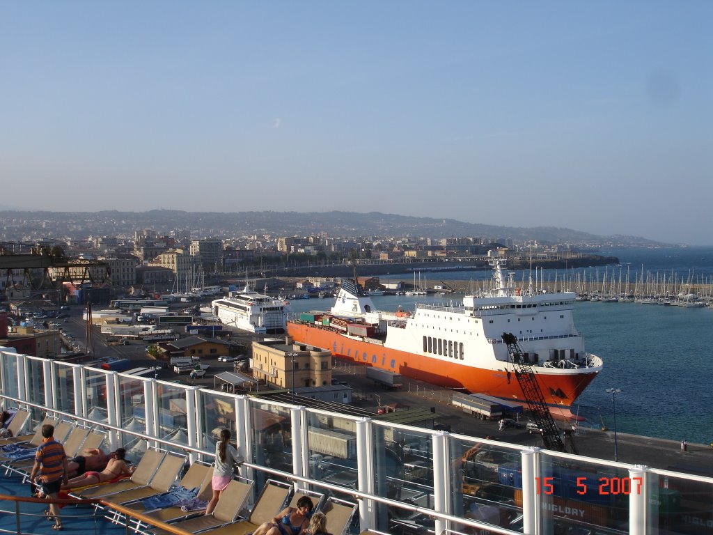 Porto di Catania dalla "Costa Victoria" by Vito Alecci