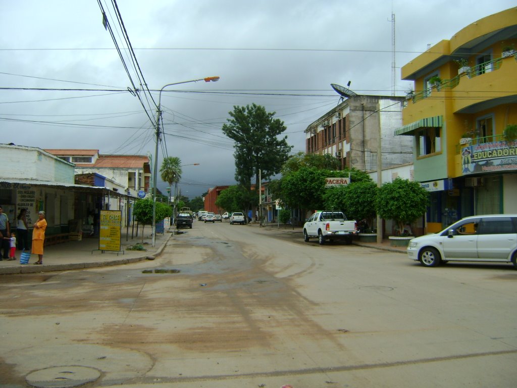 Calle en Villamontes hacia la plaza central by Jimmy Sanabria