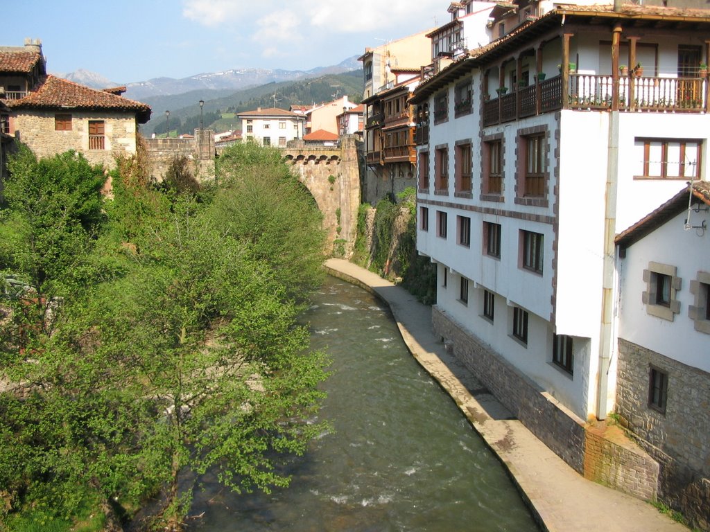 Potes - Casas a la rivera del Río Deva by Alberto González Gar…