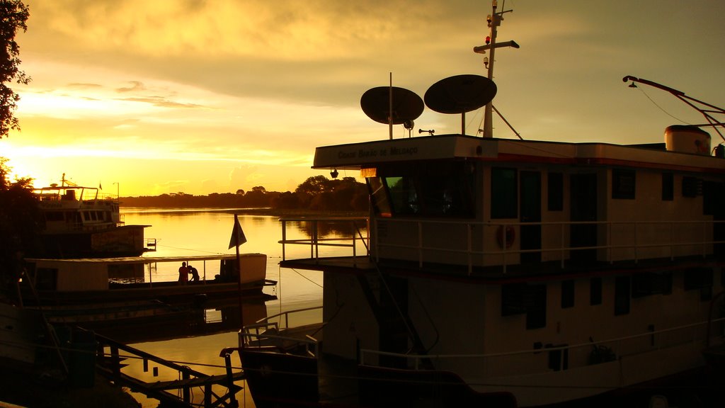 Barco ancorado no Cais de Cáceres - Mato Grosso - Brazil by Franciano Antunes