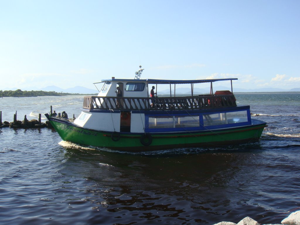 Barco vazio chegando de Ilha do Mel - Pontal do Paraná - Paraná - Brasil by Paulo Yuji Takarada