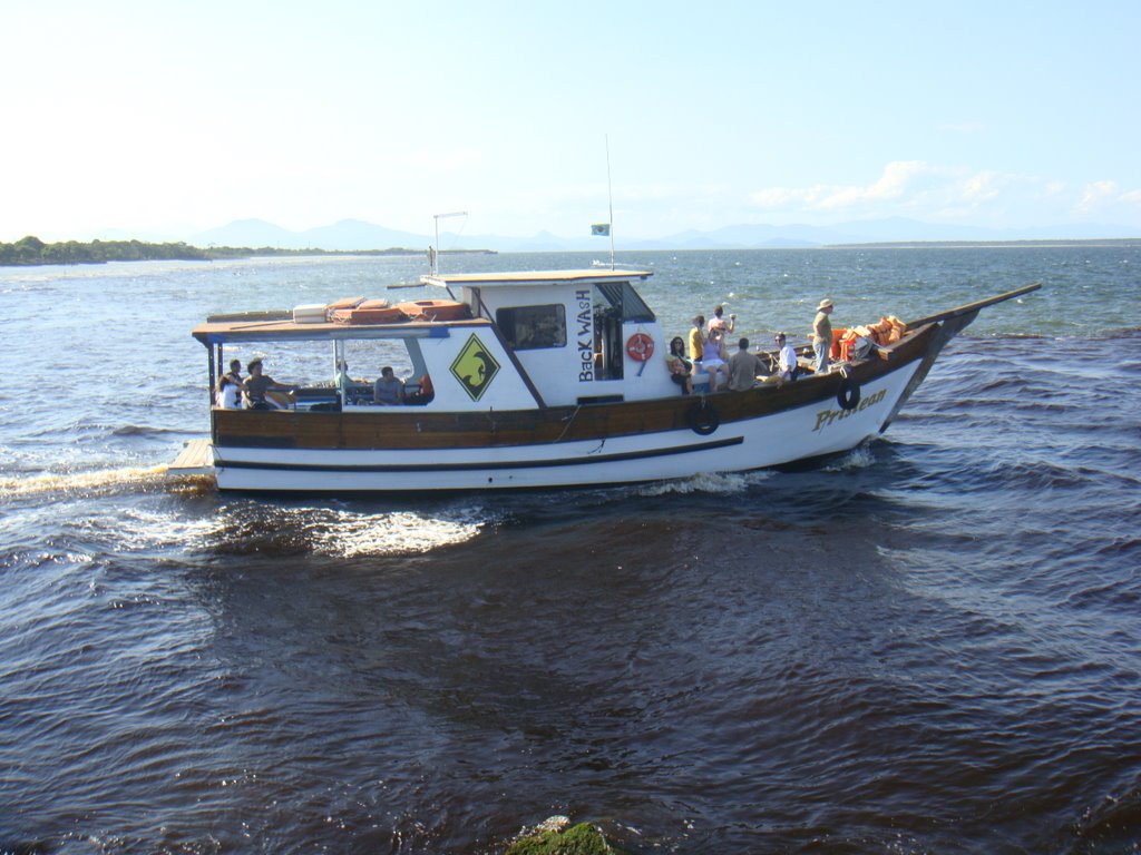 Barco saindo para a Ilha do Mel - Pontal do Paraná - Paraná - Brasil by Paulo Yuji Takarada