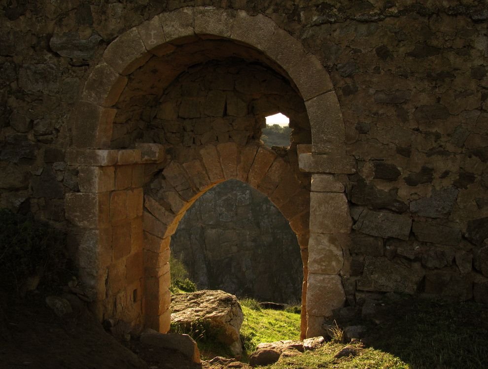 Puerta del Castillo de Montalbán by Llara