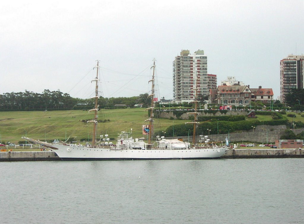 Mar del PLata, Windjammer und Golfplatz by Rainer I.