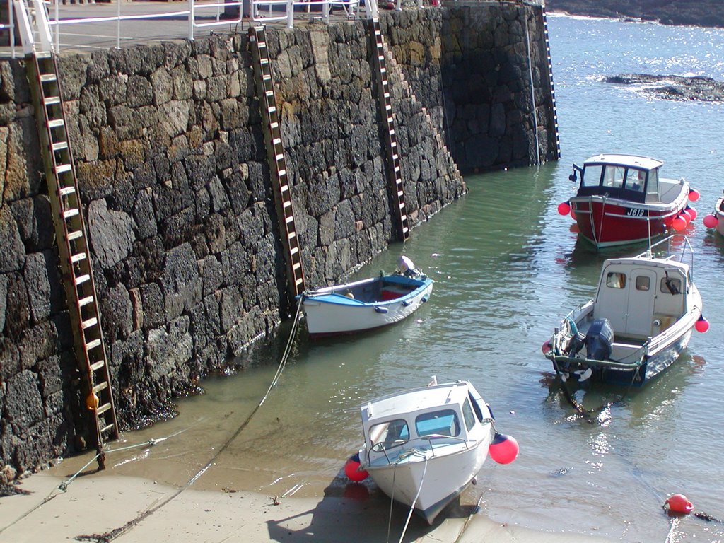 Rozel harbour in Jersey by Tillyfarlar