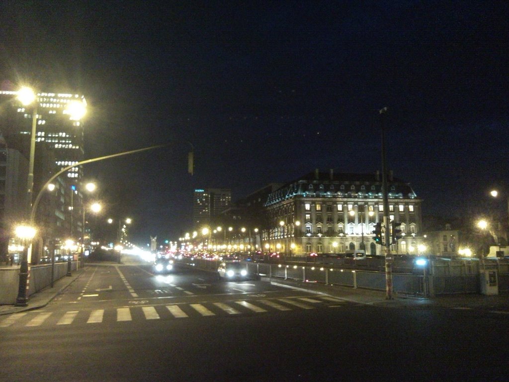 Night view to the Porte de Namur by Grauvell de Cortes