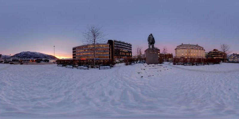 Roald Amundsen statue in Tromsø during polar night 360 panorama by virtualtromso.no