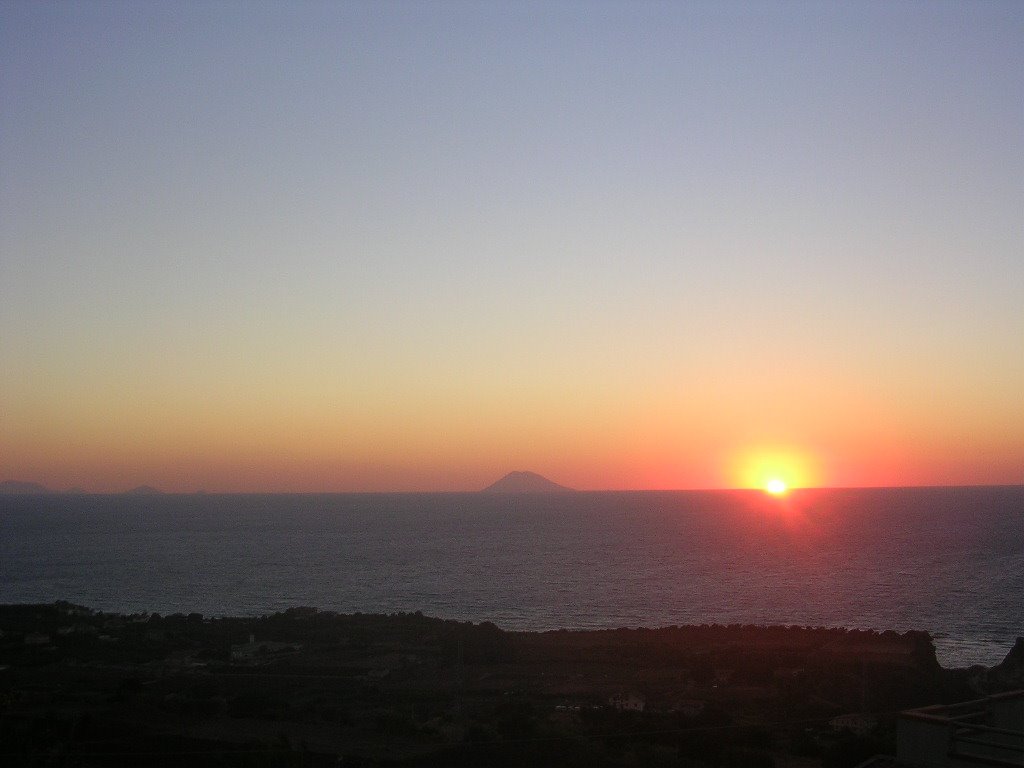 Stromboli ed Eolie da Santa Domenica di Ricadi by LuigiMelissa