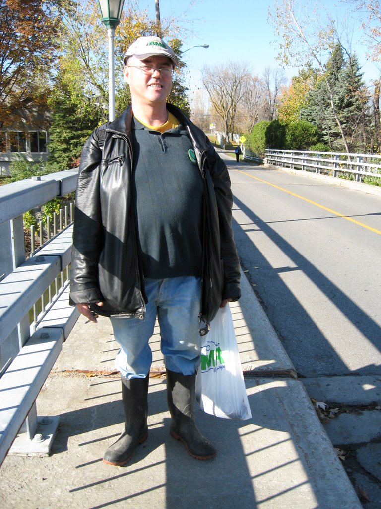 Réjean sur le pont de l'Ile-Bigras by Paul Dussault