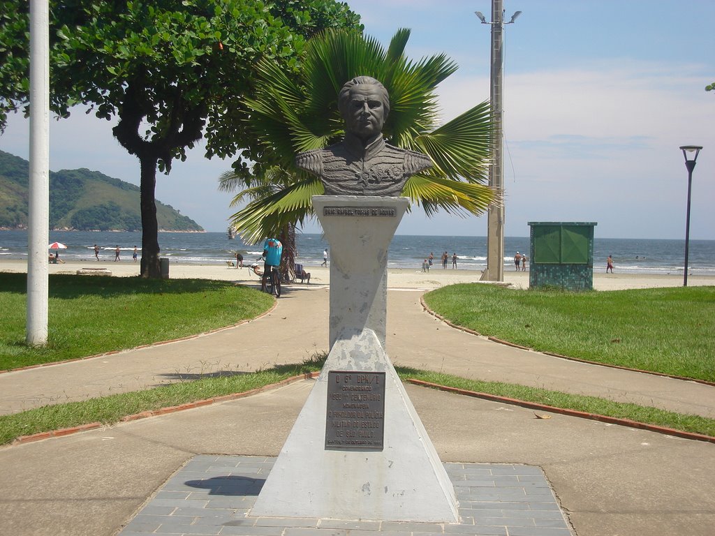 Monumento ao Brigadeiro Rafael Tobias de Aguiar (Monument to Brigadier General Rafael Tobias de Aguiar) by cesar001