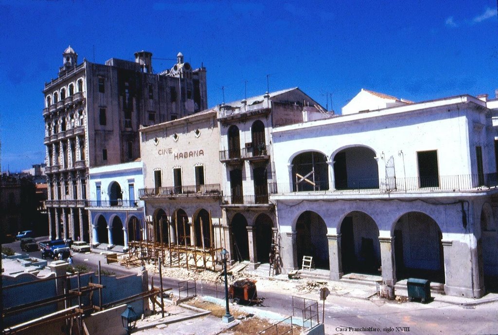 Plaza Vieja de La Habana by Cuauhtémoc De Regil