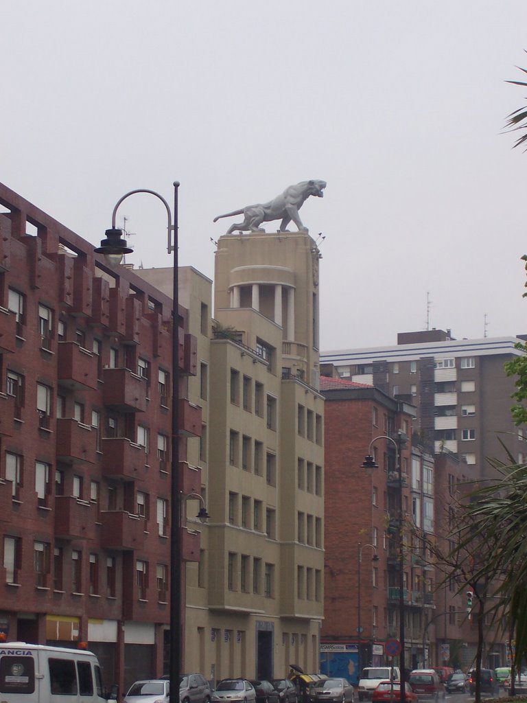 Edificio con un león by egoitzo